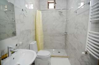 Отель Cliff House Степанцминда Трехместный номер с окном-5